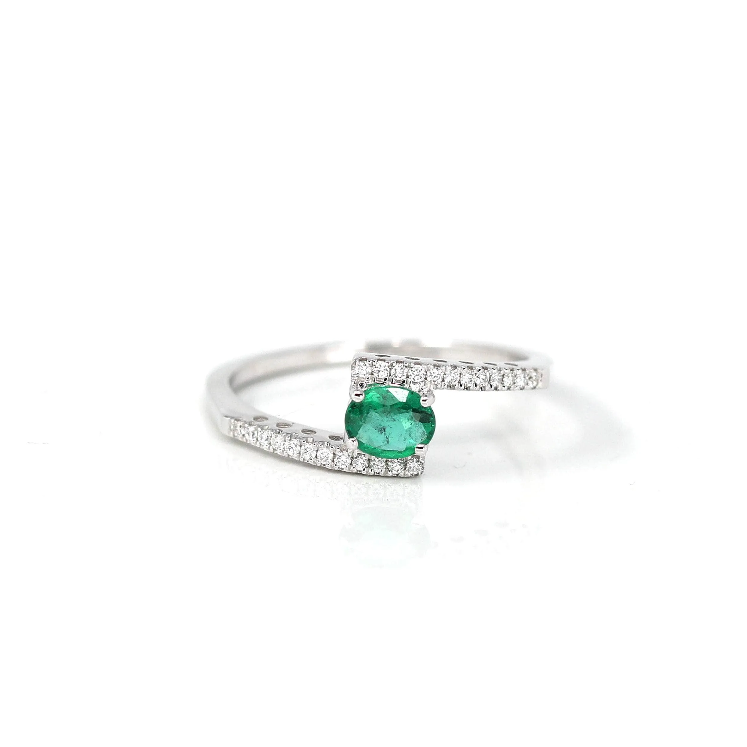 18k White Gold Natural Emerald Ring With Diamond