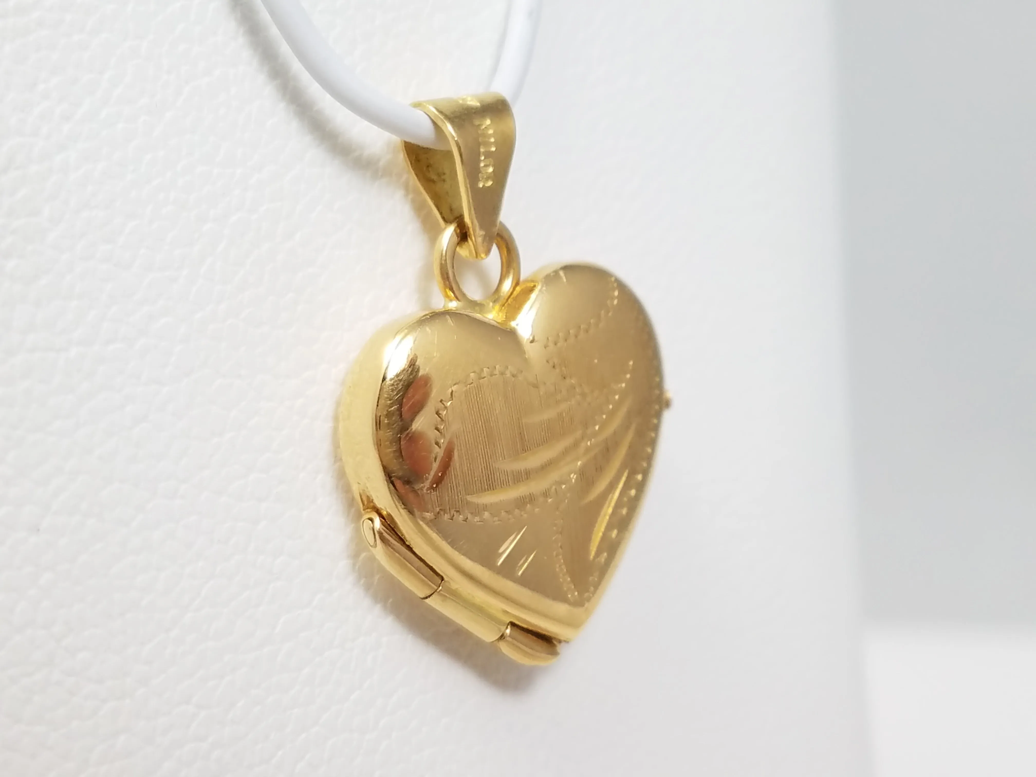 Enchanting 18k Yellow Gold Heart Locket Pendant